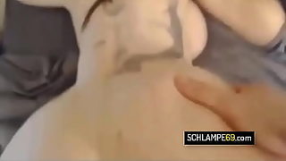 isches porno-sexvideo mit schöner asiatischer frau auf dem bett und spielt mit ihren titten